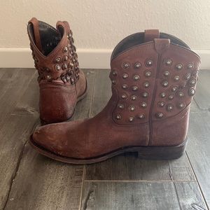 Frye brown Wyatt disc leather studded cowgirl Western booties